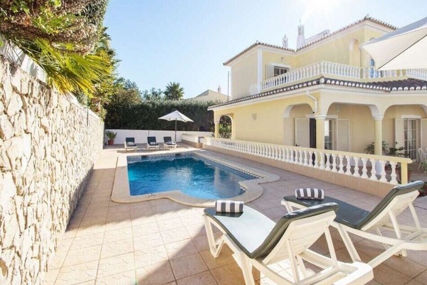 zona lazer piscina c/ espreguiçadeiras