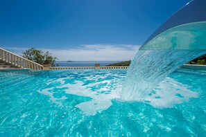 Seasonal outdoor pool, pool umbrellas, pool loungers - Villa Soline (Zupa dubrovacka)