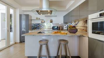 Hus – deluxe, 4 soverom, privat basseng, sjøutsikt | Eget kjøkken | Kjøleskap, mikrobølgeovn, ovn og kokeplater