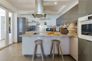 Deluxe House, 4 Bedrooms, Private Pool, Sea View | Private kitchen | Full-size fridge, microwave, oven, stovetop