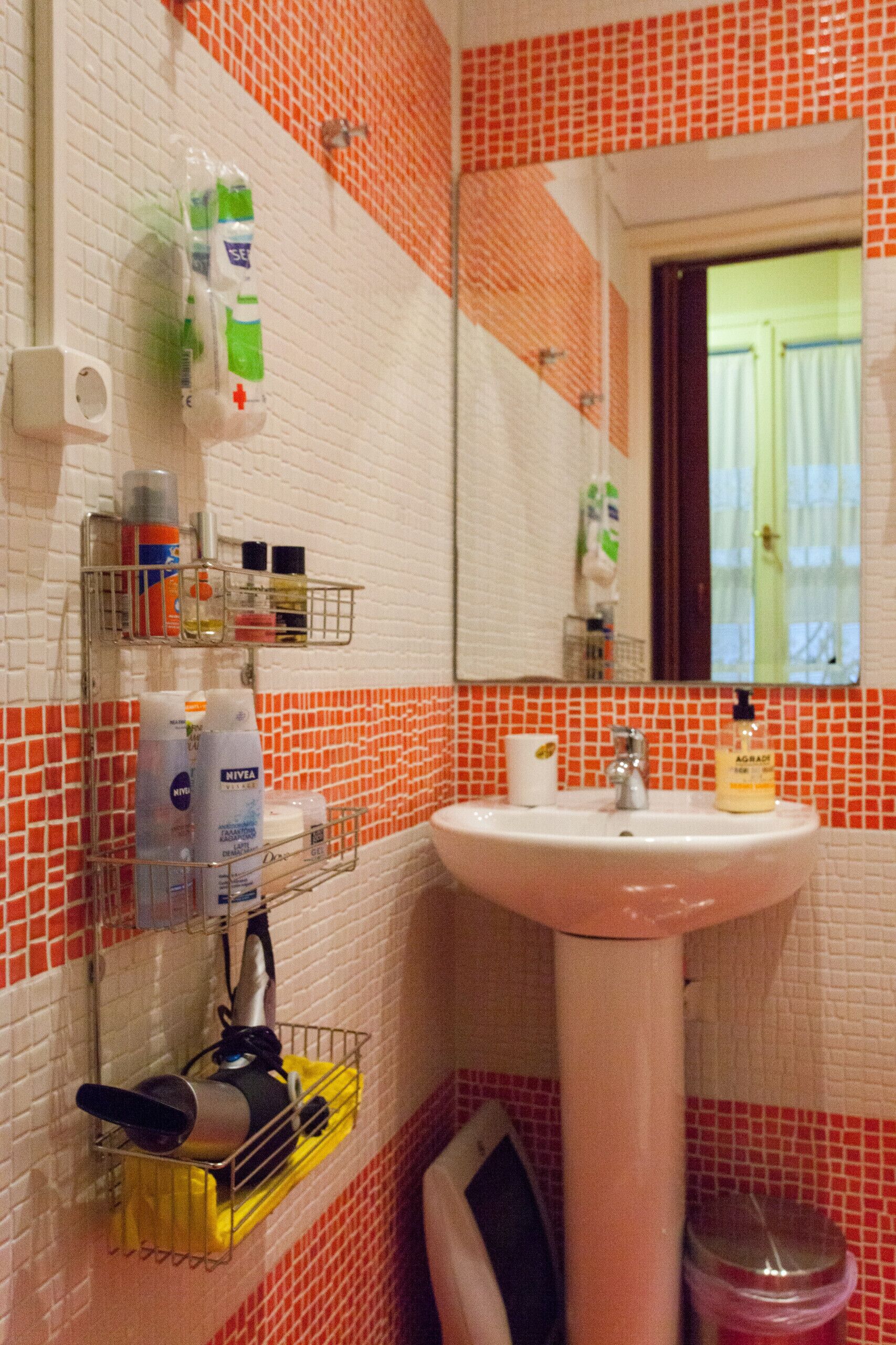 Douche, sèche-cheveux, savon, shampoing