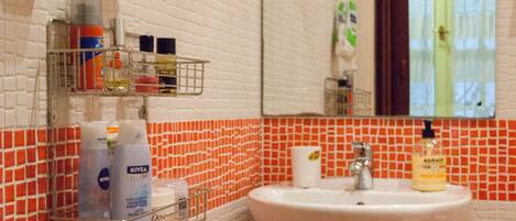 Douche, sèche-cheveux, savon, shampoing