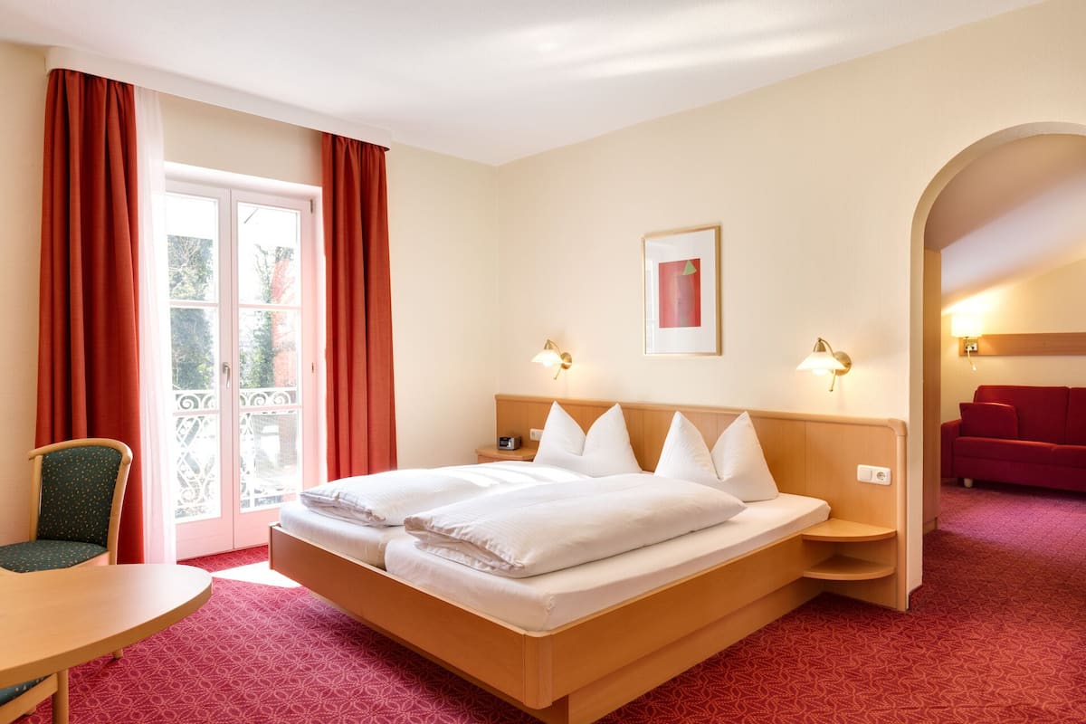 Deluxe Double or Twin Room | Hypo-allergenic bedding, in-room safe, desk, blackout curtains