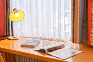 Single Room | Living area | Flat-screen TV, books - Hotel Bergfried Schoenblick (Bad Reichenhall)