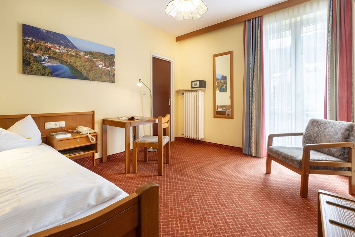 Deluxe Single Room | Hypo-allergenic bedding, in-room safe, desk, blackout curtains