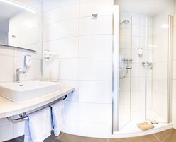 Habitación Deluxe con 1 cama doble o 2 individuales | Baño | Ducha, artículos de higiene personal gratuitos y secador de pelo