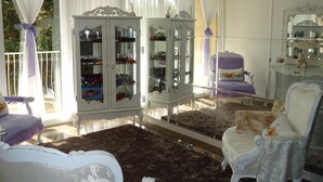A room with white furniture, including chairs and a cabinet with glass doors. - Pousada Perfume de Canela (Canela)