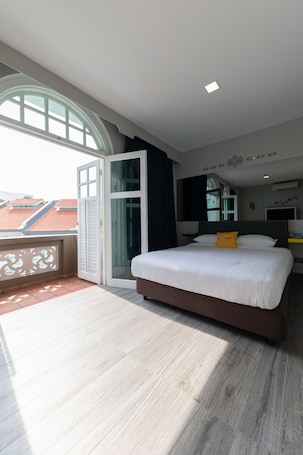 Caja de seguridad en la habitación y tabla de planchar con plancha