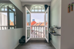 In-room safe, iron/ironing board, free WiFi, bed sheets - Butternut Tree Hotel (Singapore)