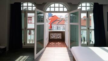 Signature Balcony Queen | In-room safe, iron/ironing board, free WiFi, bed sheets