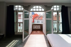 Signature Balcony Queen | In-room safe, iron/ironing board, free WiFi, bed sheets - Butternut Tree Hotel (Singapore)