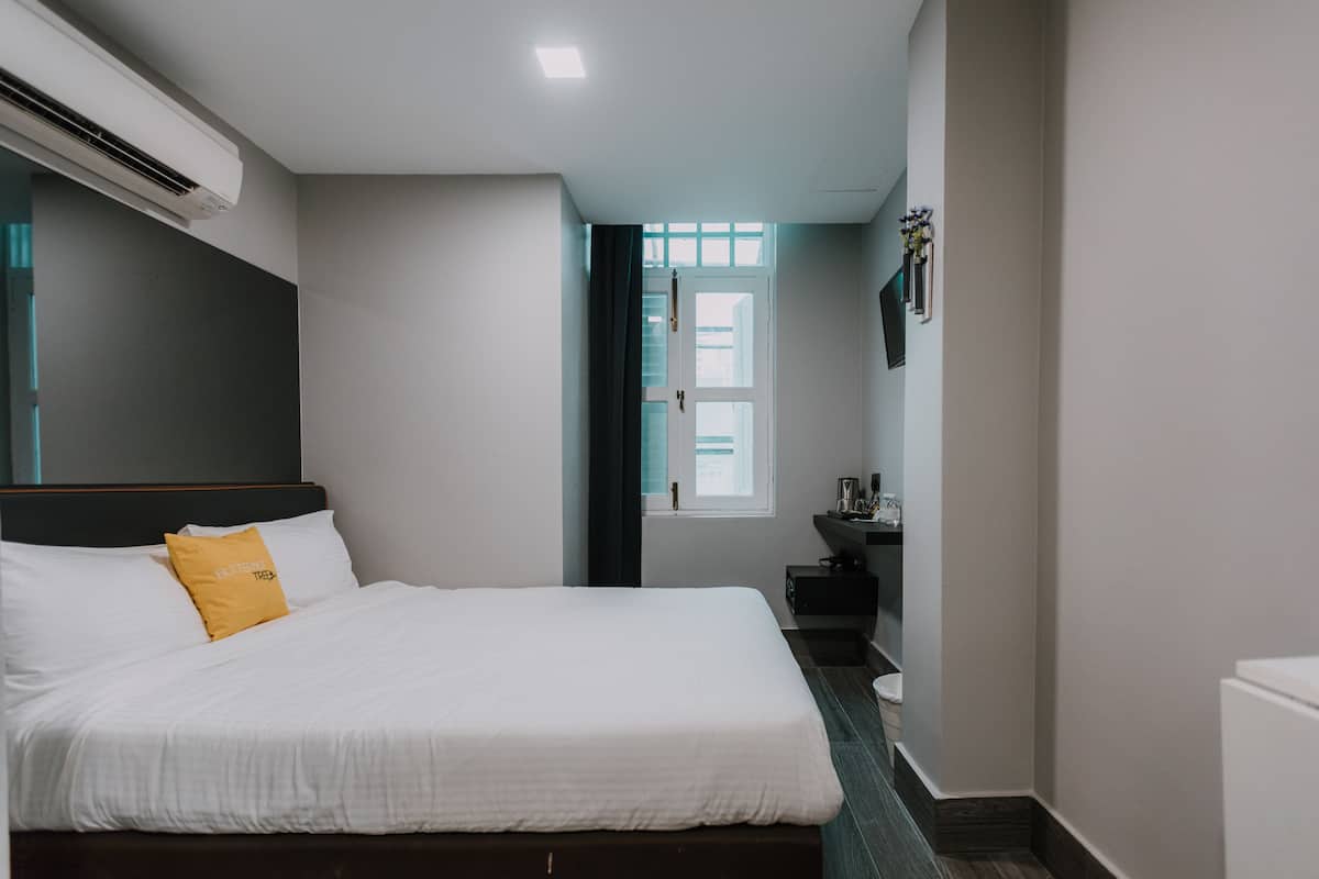 L - With Window - Queen | In-room safe, iron/ironing board, free WiFi, bed sheets