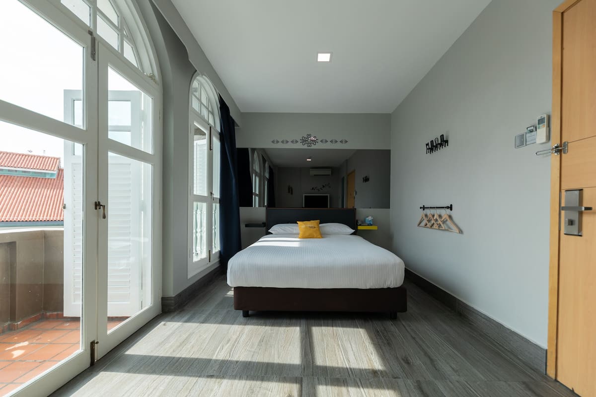 Signature Balcony Queen | In-room safe, iron/ironing board, free WiFi, bed sheets