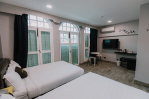 Chambre familiale, balcon | Coffre-fort, fer et planche à repasser, accès au Wi-Fi (inclus)