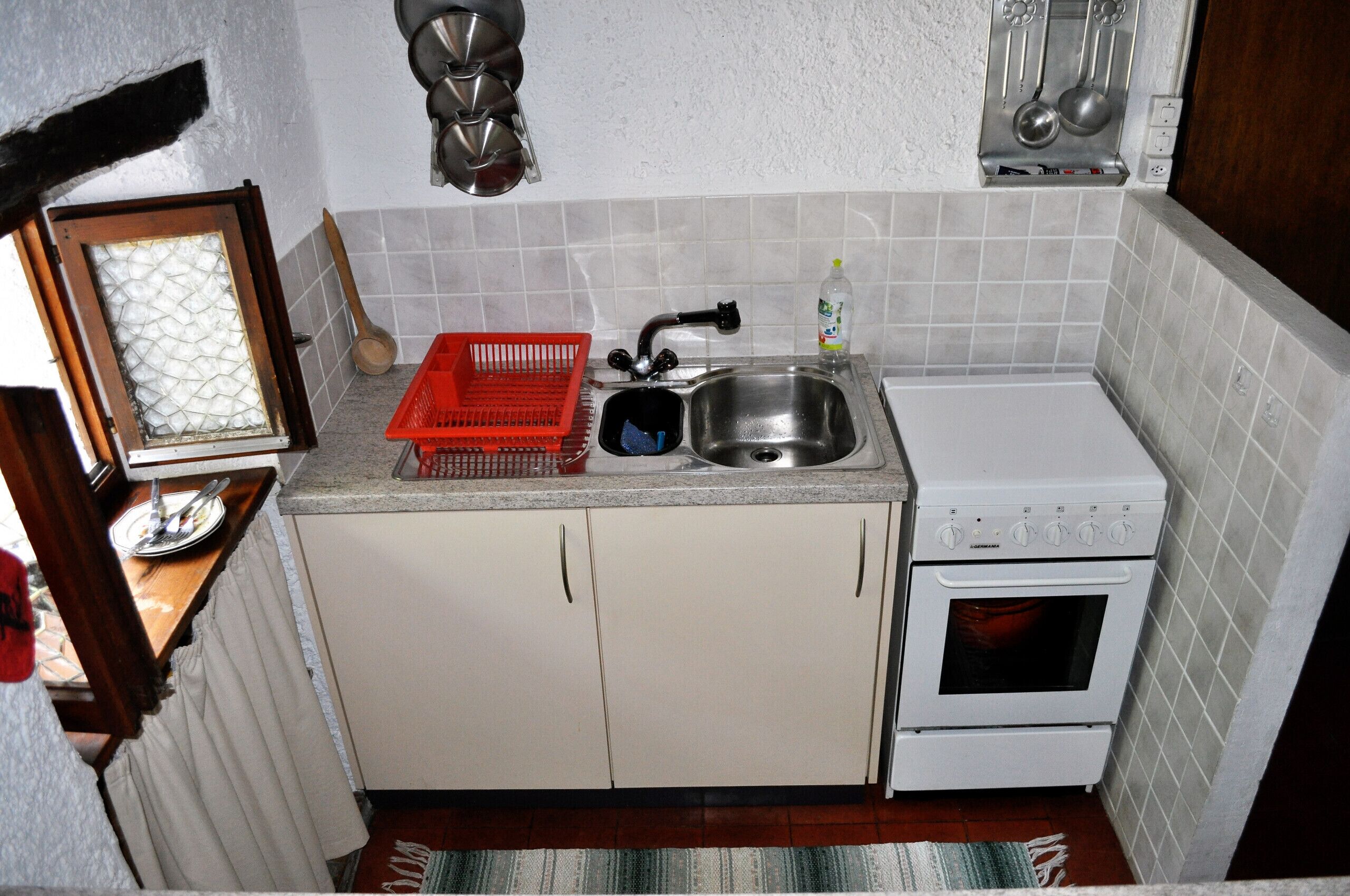 Réfrigérateur, four, plaque de cuisson, cafetière/bouilloire
