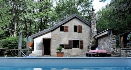 Typique, romantique, bio Tessiner Cottage avec piscine pour votre famille et les chiens