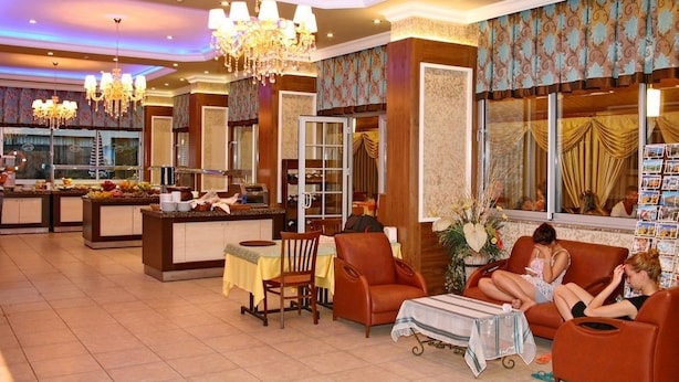 A hotel lobby with a dining area, seating, and a reception desk. - Alanya Beach Hotel (Alanya)