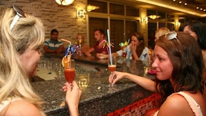 A bar area with a stone wall and modern lighting fixtures. - Alanya Beach Hotel (Alanya)