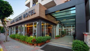 The exterior of Alina Beach Hotel with a modern design, large glass windows, and a welcoming entrance. - Alanya Beach Hotel (Alanya)