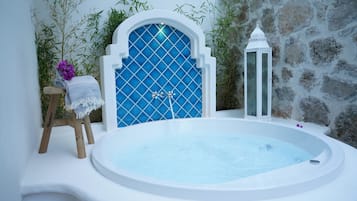 Secret Garden King Suite | Jetted bathtub