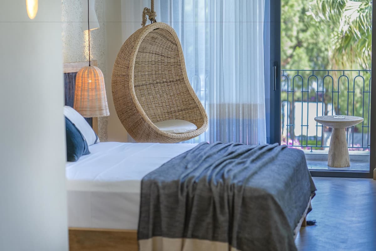 Egyptian cotton sheets, premium bedding, Tempur-Pedic beds, minibar