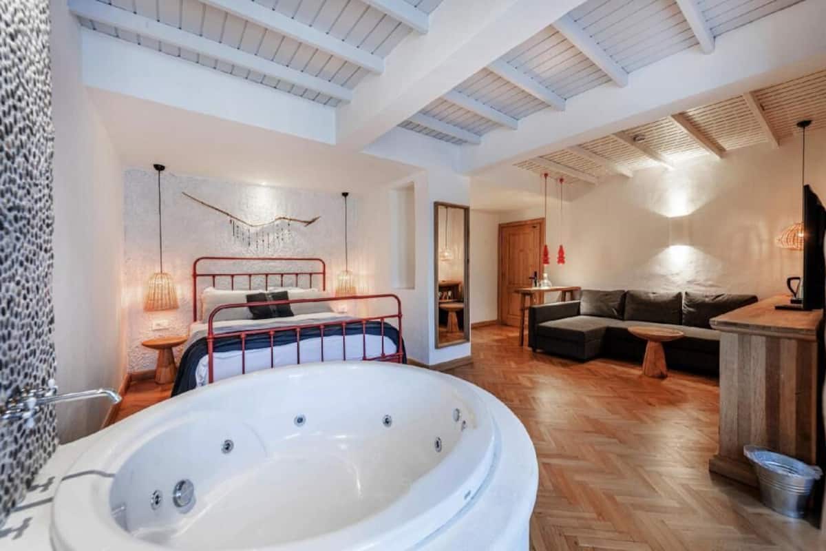 Egyptian cotton sheets, premium bedding, Tempur-Pedic beds, minibar