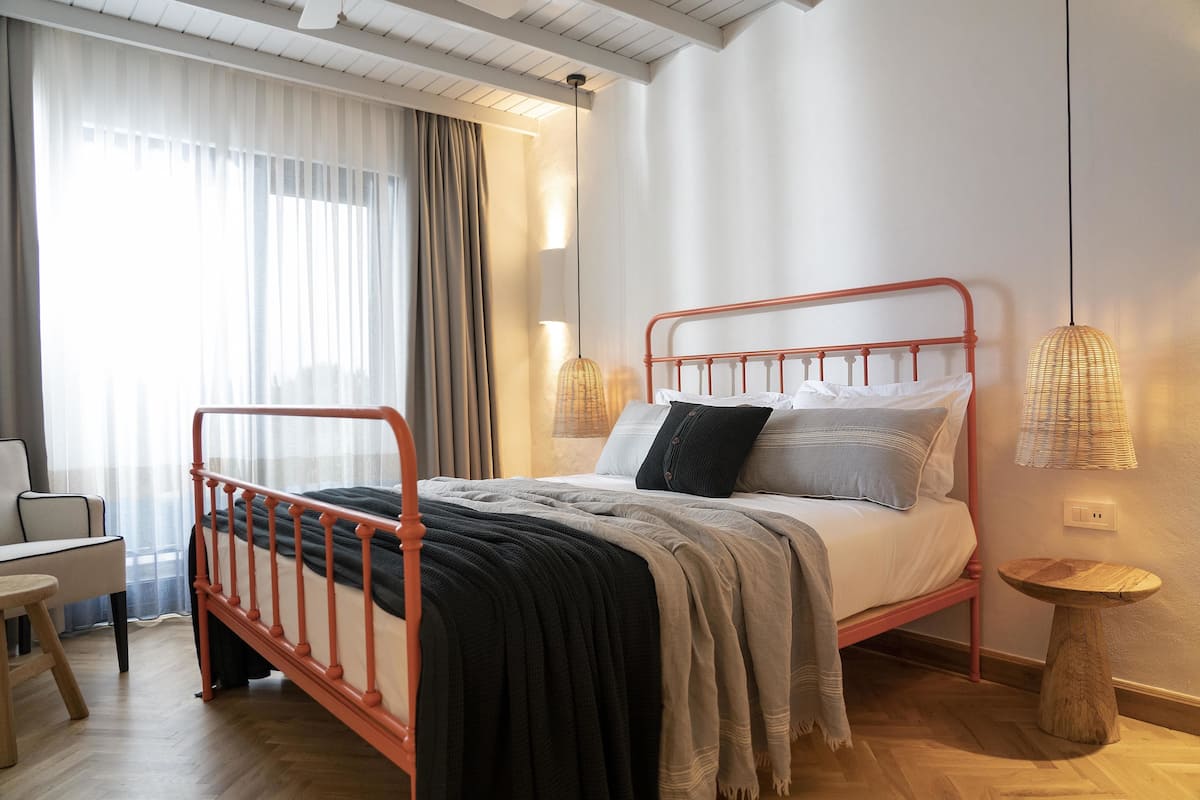 Egyptian cotton sheets, premium bedding, Tempur-Pedic beds, minibar