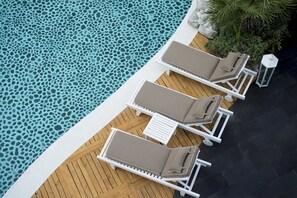 Kolam renang outdoor, dengan cabana gratis dan payung kolam renang