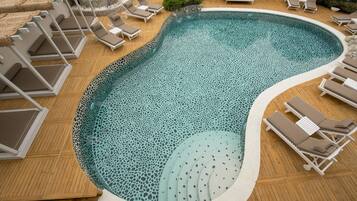 Udendørs pool, parasoller, liggestole