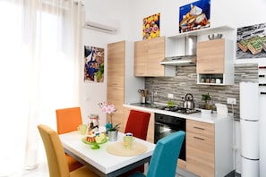 Fridge, oven, coffee/tea maker, electric kettle