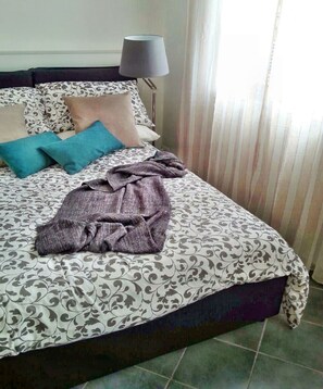 1 slaapkamer, een strijkplank/strijkijzer, gratis wifi, beddengoed