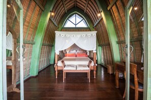 2 عدّة غرف نوم وخزنة داخل الغرفة وواي فاي وملاءات أسرّة