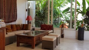 تلفزيون، مشغل دي في دي، كُتُب، ستيريو