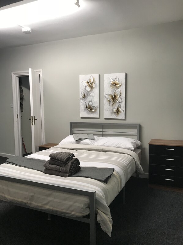Business Apartment | 2 bedrooms, desk, iron/ironing board, free WiFi - Old Trafford Apartment (Manchester)