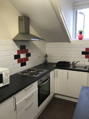 Business Apartment | Private kitchen | Full-sized fridge, microwave, oven, stovetop - Old Trafford Apartment (Manchester)