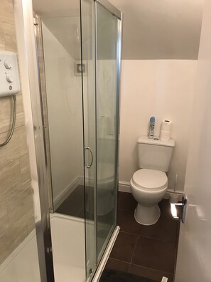 Business-lejlighed | Badeværelse | Bruser, gratis toiletartikler, hårtørrer, håndklæder