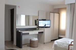 Minibar, värdeförvaringsskåp på rummet, skrivbord och ljudisolering