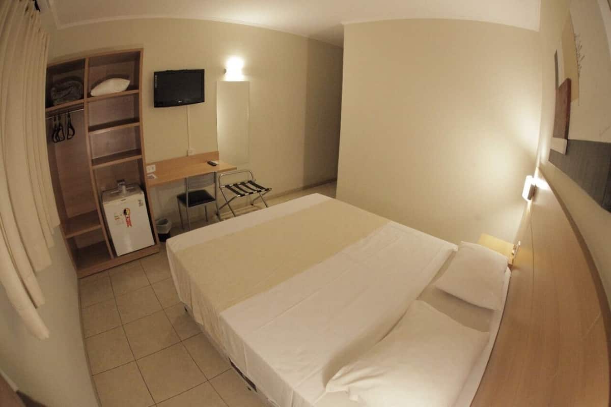 Minibar, skrivbord, arbetsyta för laptop och mörklÀggningsgardiner