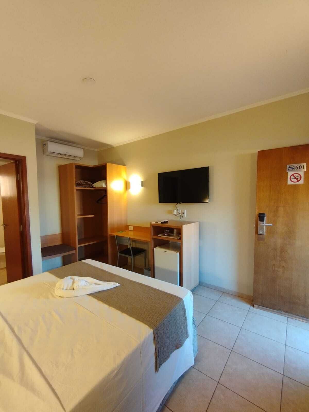 Minibar, skrivbord, arbetsyta för laptop och mörkläggningsgardiner