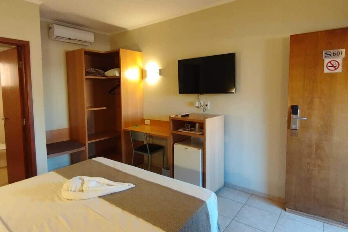 Minibar, bureau, espace de travail pour ordinateur portable