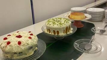 Ein reichhaltiges Buffet mit verschiedenen Kuchen und einer Stapel Teller.