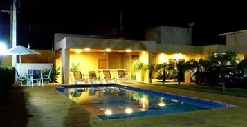 Una piscina al aire libre