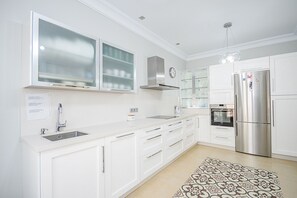 Frigorífico, microondas, horno y lavavajillas