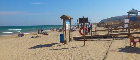 Platja a a prop i tovalloles de platja