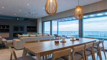 Luxury Villa, 6 Bedrooms, Sea View | In-room dining