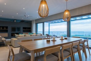Luxury Villa, 6 Bedrooms, Sea View | In-room dining - Roman's Villa (Gansbaai)