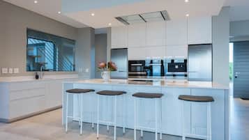Luxury Villa, 6 Bedrooms, Sea View | Dapur peribadi | Peti sejuk/penyejuk beku saiz penuh, ketuhar gelombang mikro, ketuhar