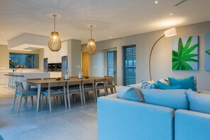 Vila superluxo, 6 quartos, vista para o mar | Opções para refeição no quarto