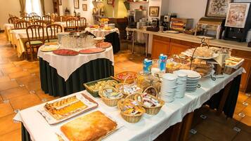 Sarapan, makan tengah hari, makan malam dihidangkan; masakan tempatan