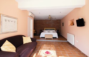 Deluxe-Dreibettzimmer | Minibar, individuell dekoriert, Verdunkelungsvorhänge